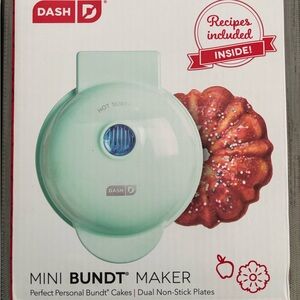 Dash Mini Bundt Maker in Mint